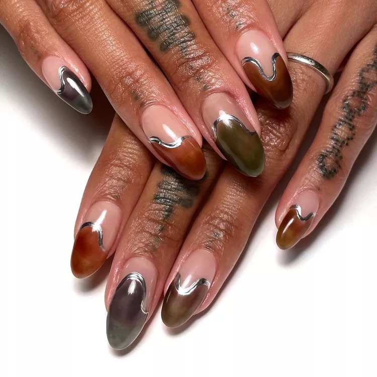 Chrome Nails Steal the Spotlight This Autumn Season!